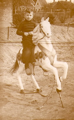 Harm Hillinga op een paard van een draaimolen bij de kleuterschool in 1953.